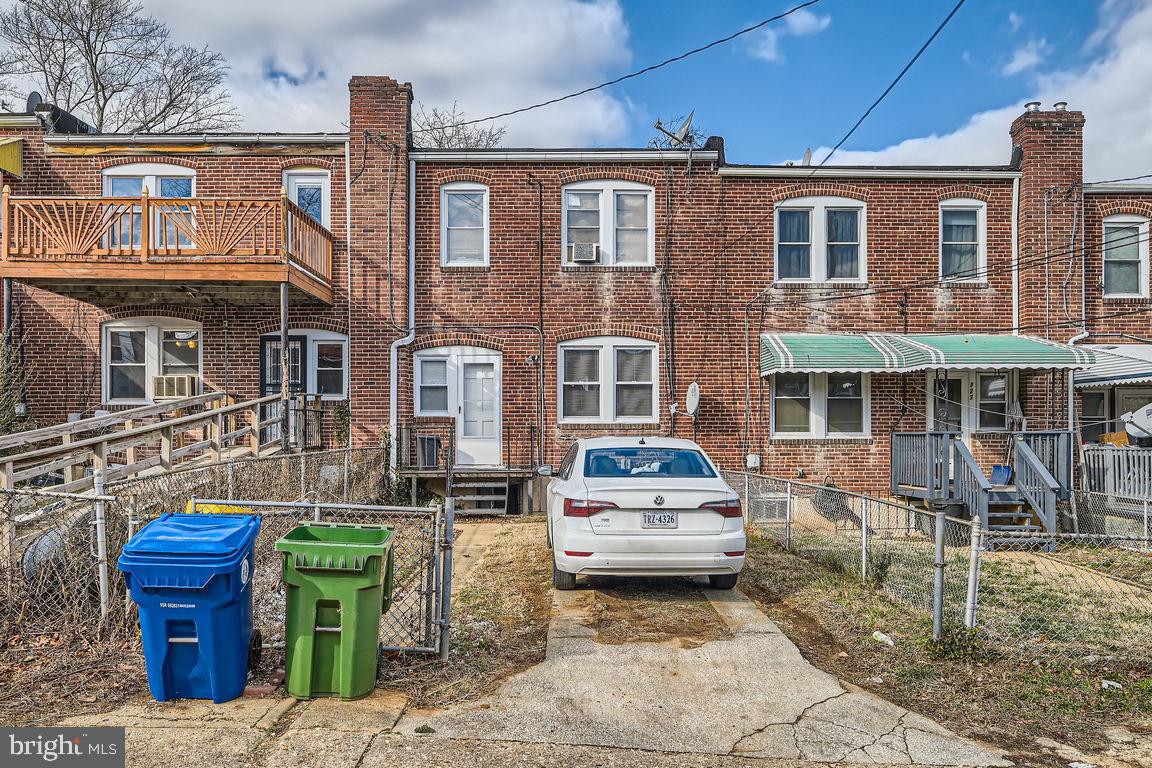 125 Denison St Property Photo 38