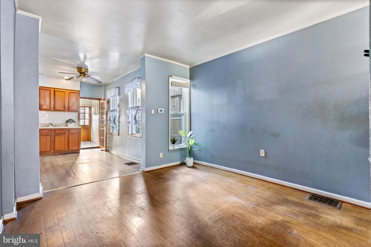 502 E Clement St Property Photo 4