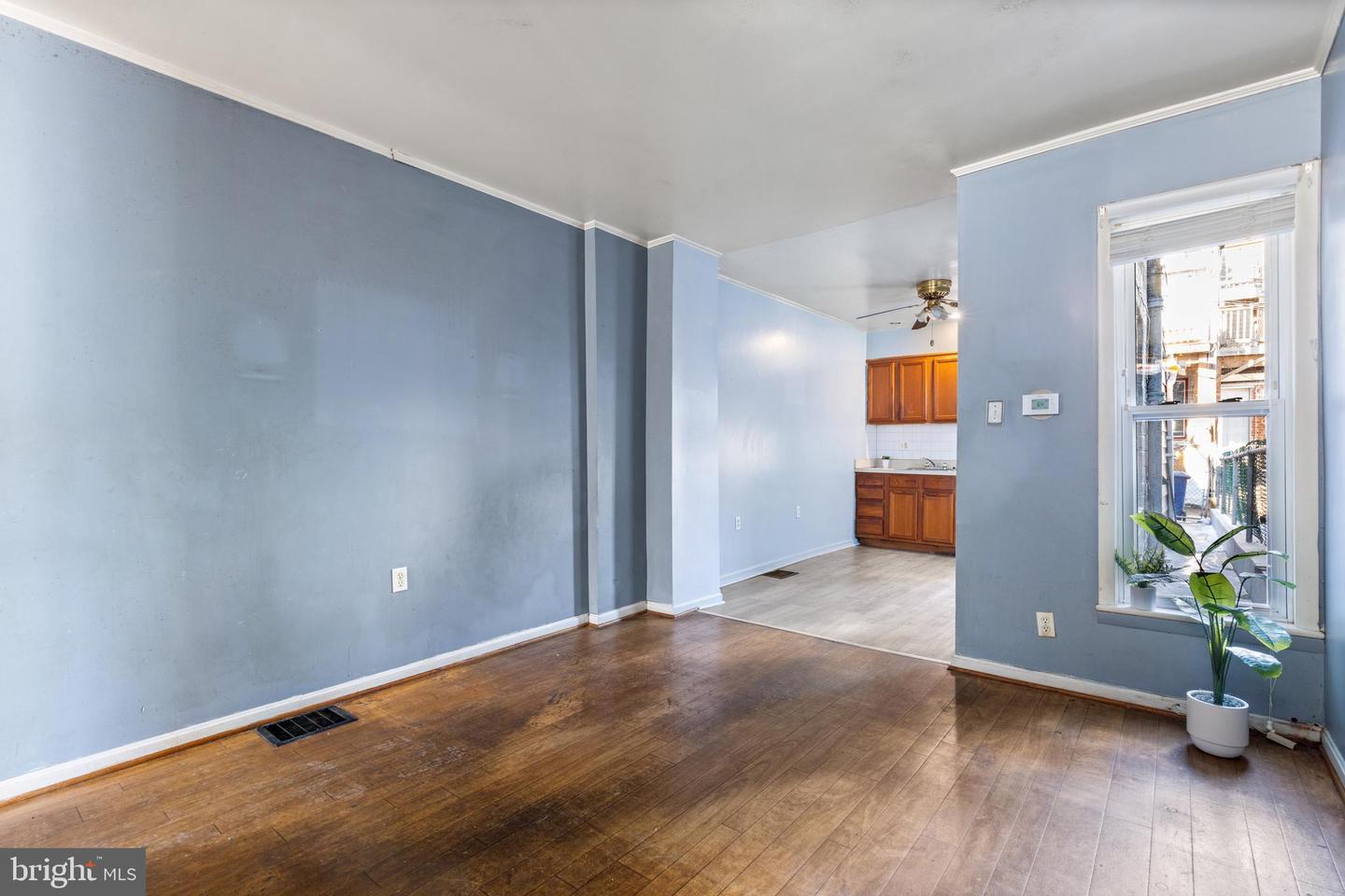 502 E Clement St Property Photo 6