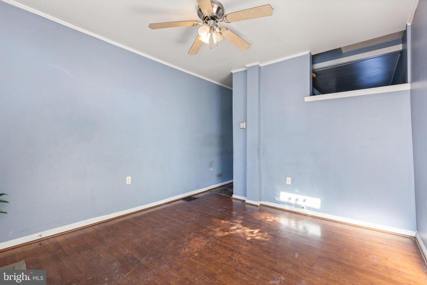 502 E Clement St Property Photo 8