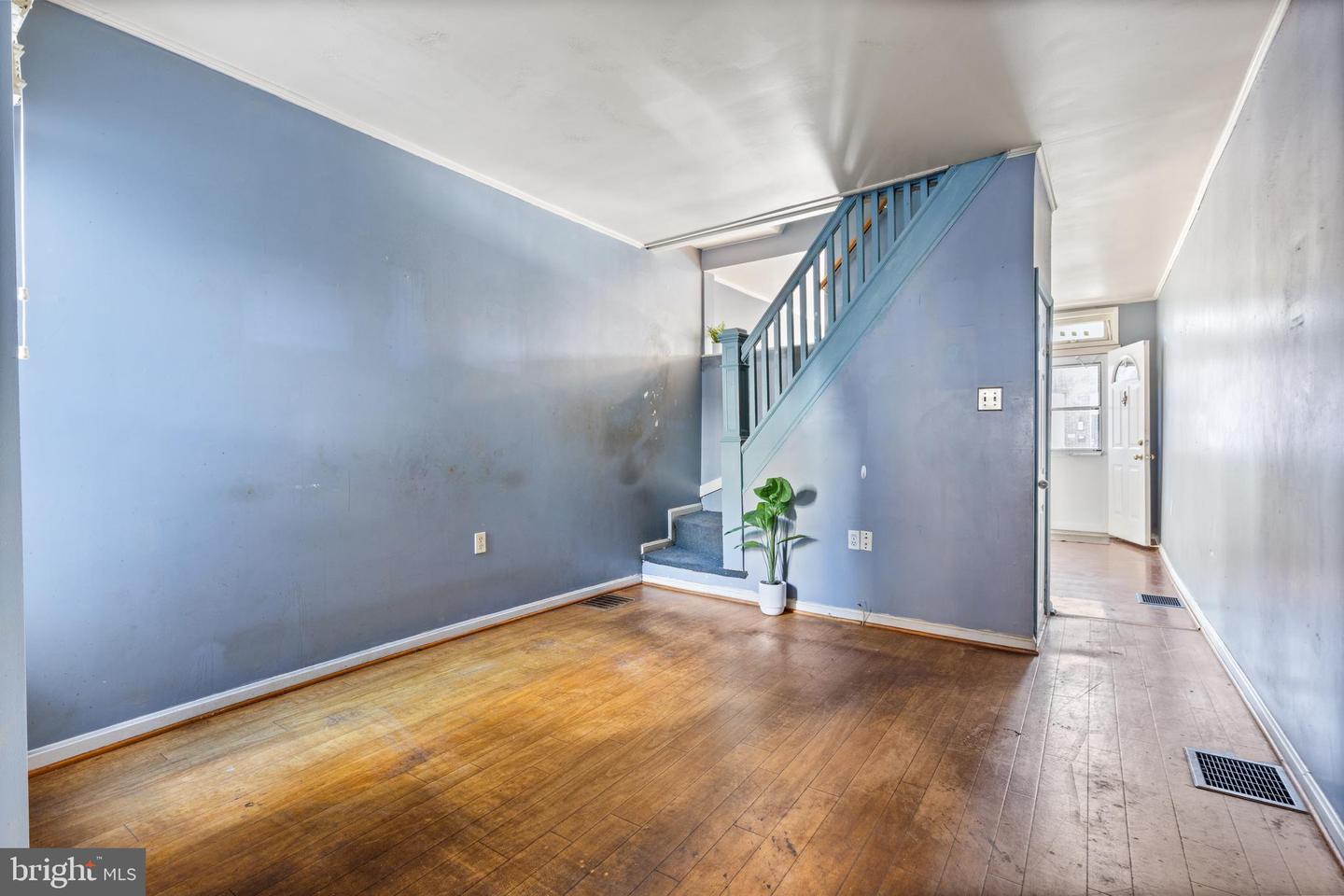 502 E Clement St Property Photo 10
