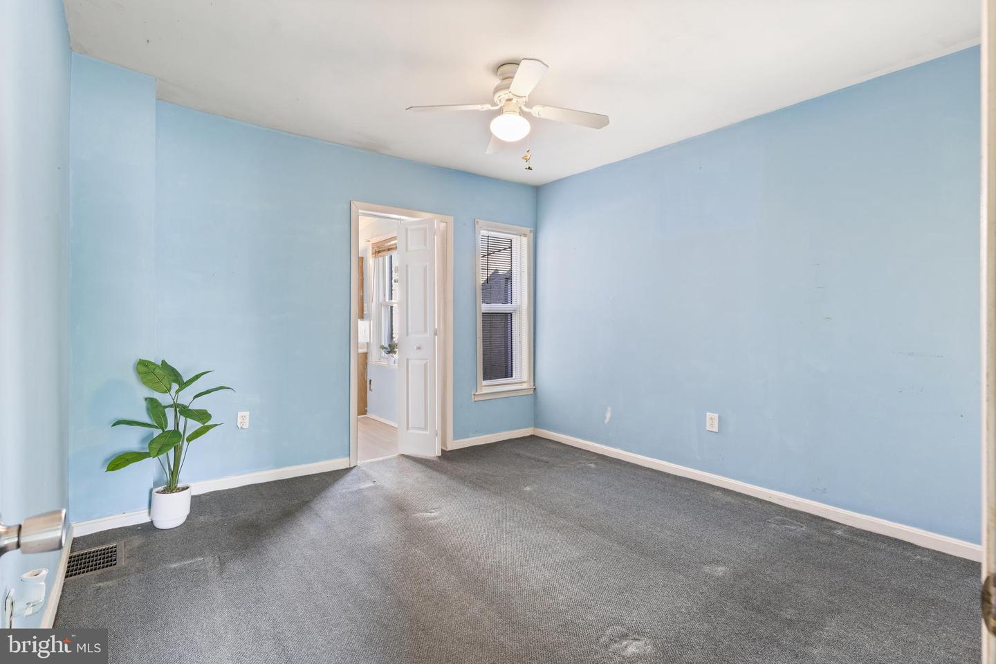 502 E Clement St Property Photo 18
