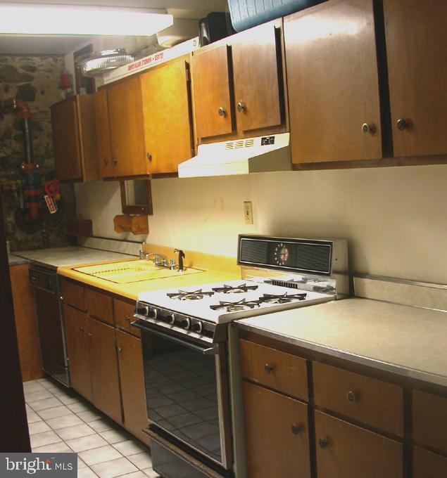 2423 Pickwick Rd Property Photo 27