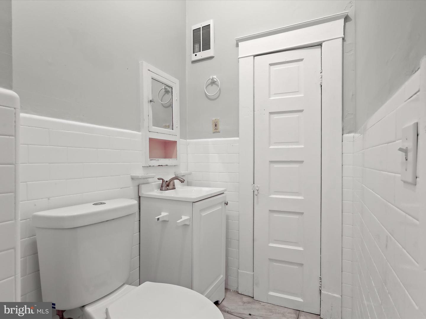 204 E 25th St Property Photo 11