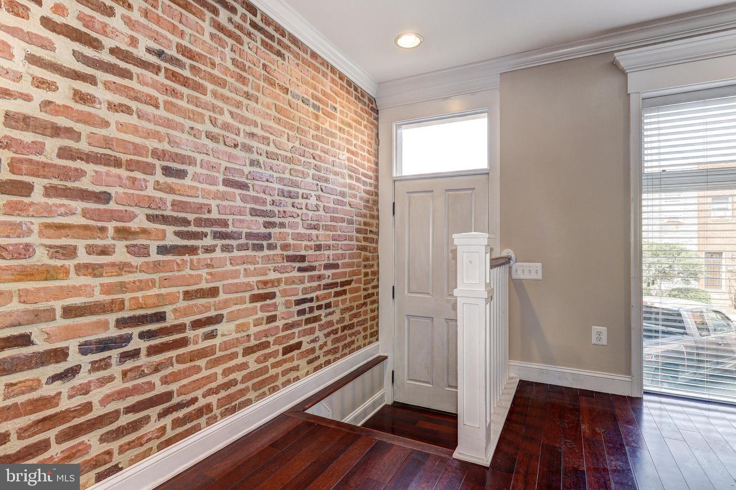 223 S Clinton St Property Photo 3