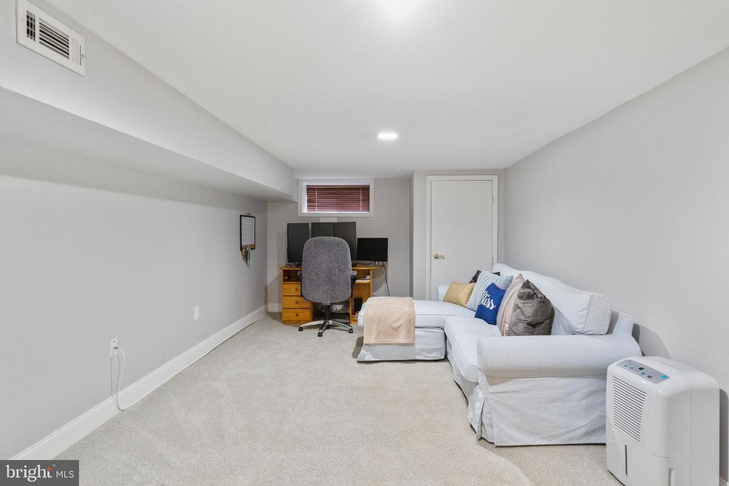 6 Decker Ave Property Photo 23