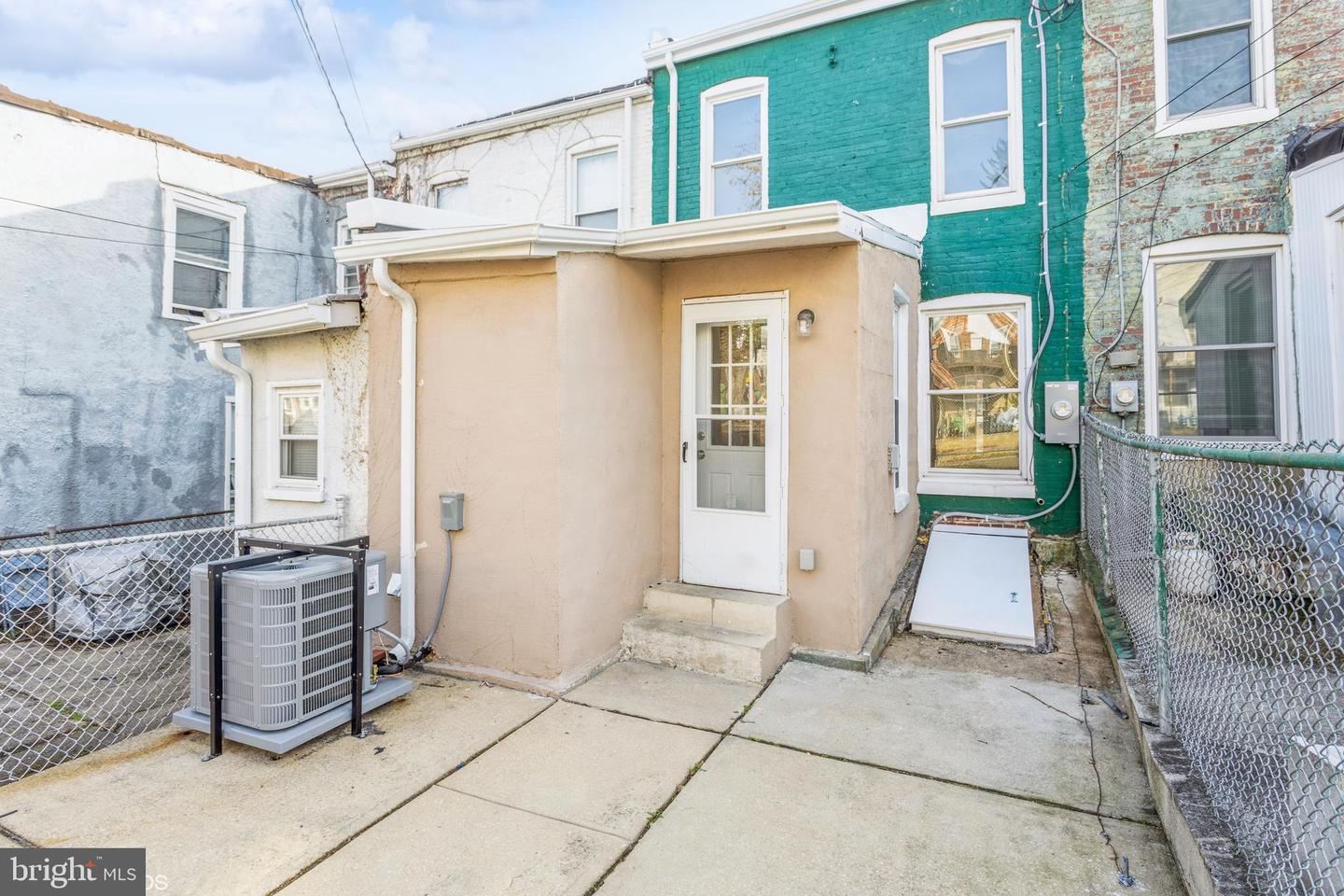 732 Denison St Property Photo 4