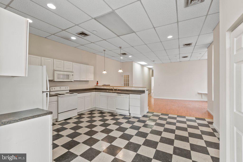 2129 N Charles St Property Photo 9