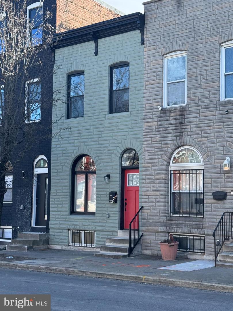 2329 E Madison St Property Photo 1