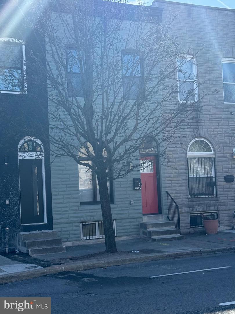 2329 E Madison St Property Photo 2