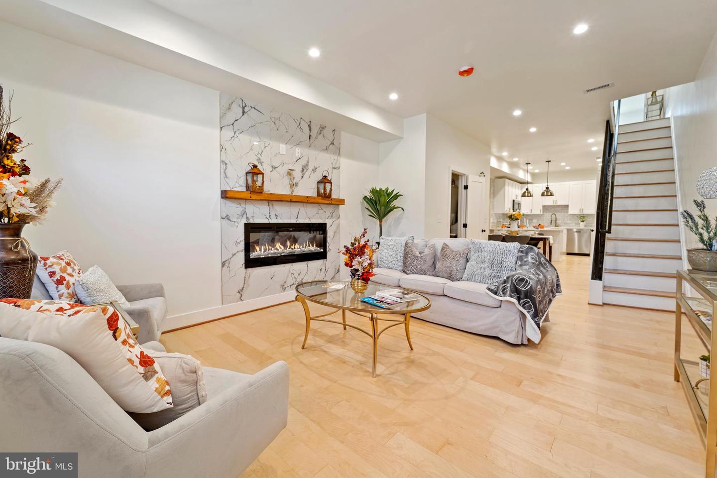 2329 E Madison St Property Photo 6