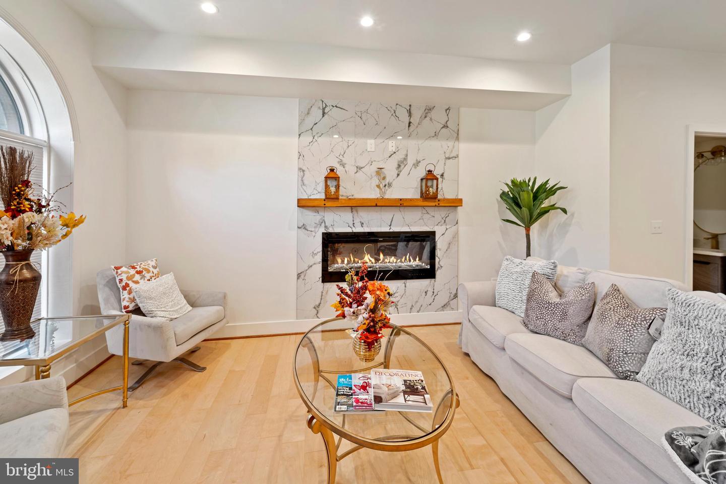 2329 E Madison St Property Photo 7