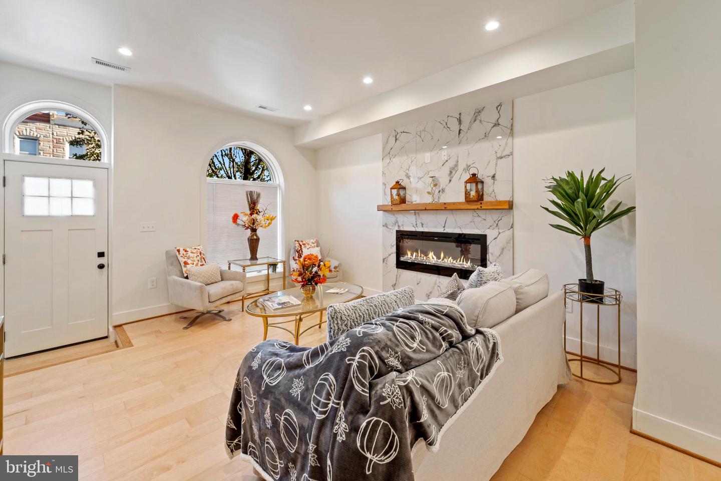 2329 E Madison St Property Photo 8