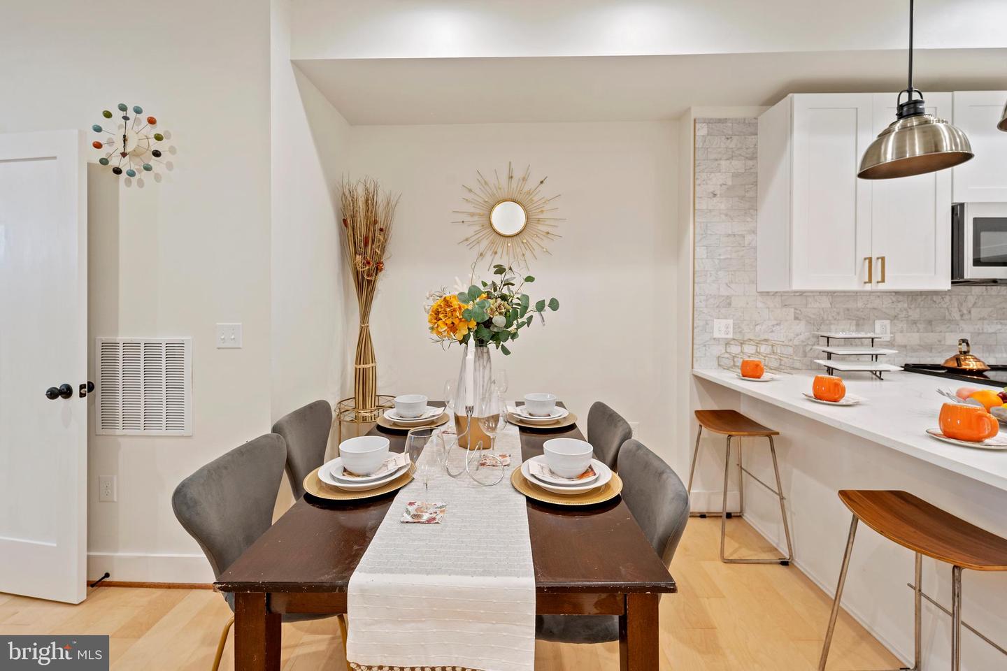 2329 E Madison St Property Photo 12