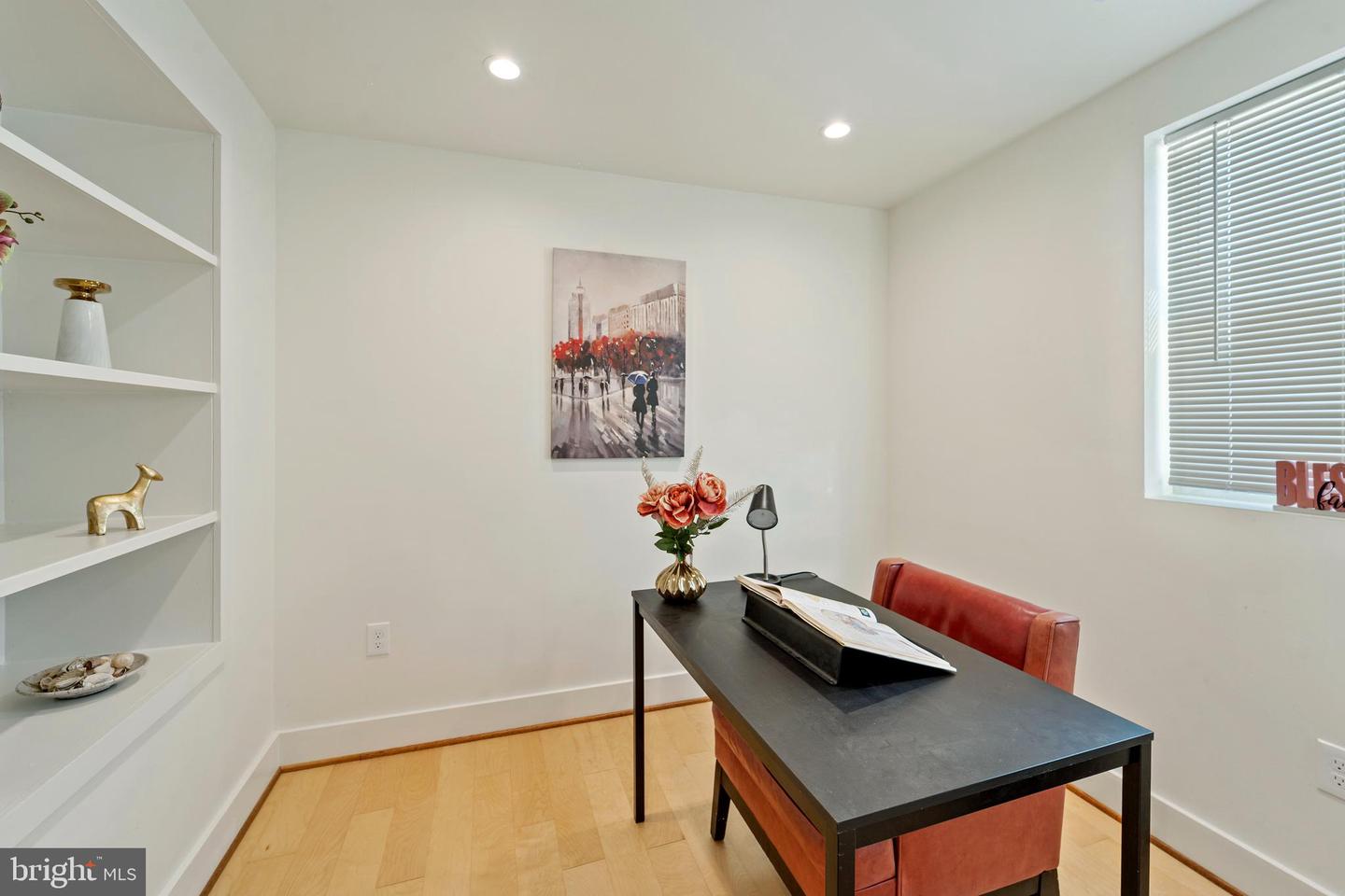 2329 E Madison St Property Photo 16