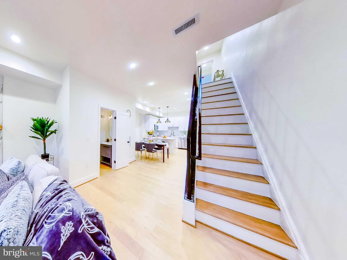 2329 E Madison St Property Photo 20