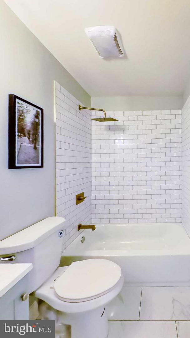 2329 E Madison St Property Photo 22