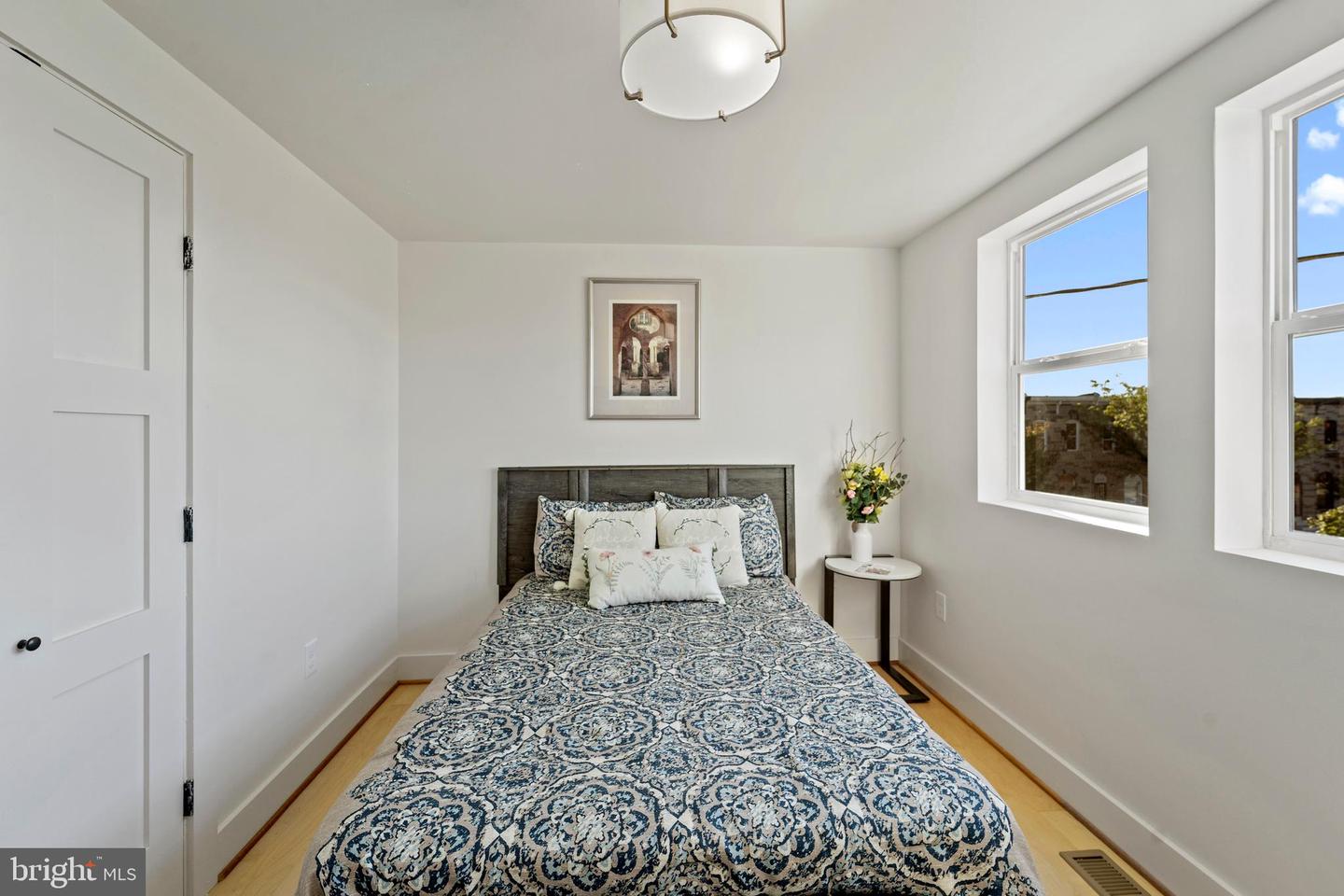 2329 E Madison St Property Photo 23