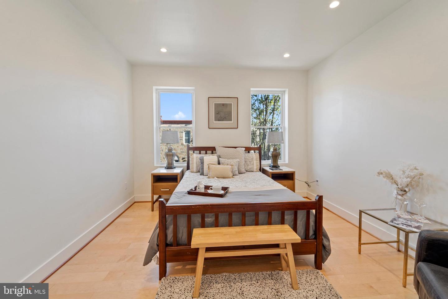 2329 E Madison St Property Photo 31