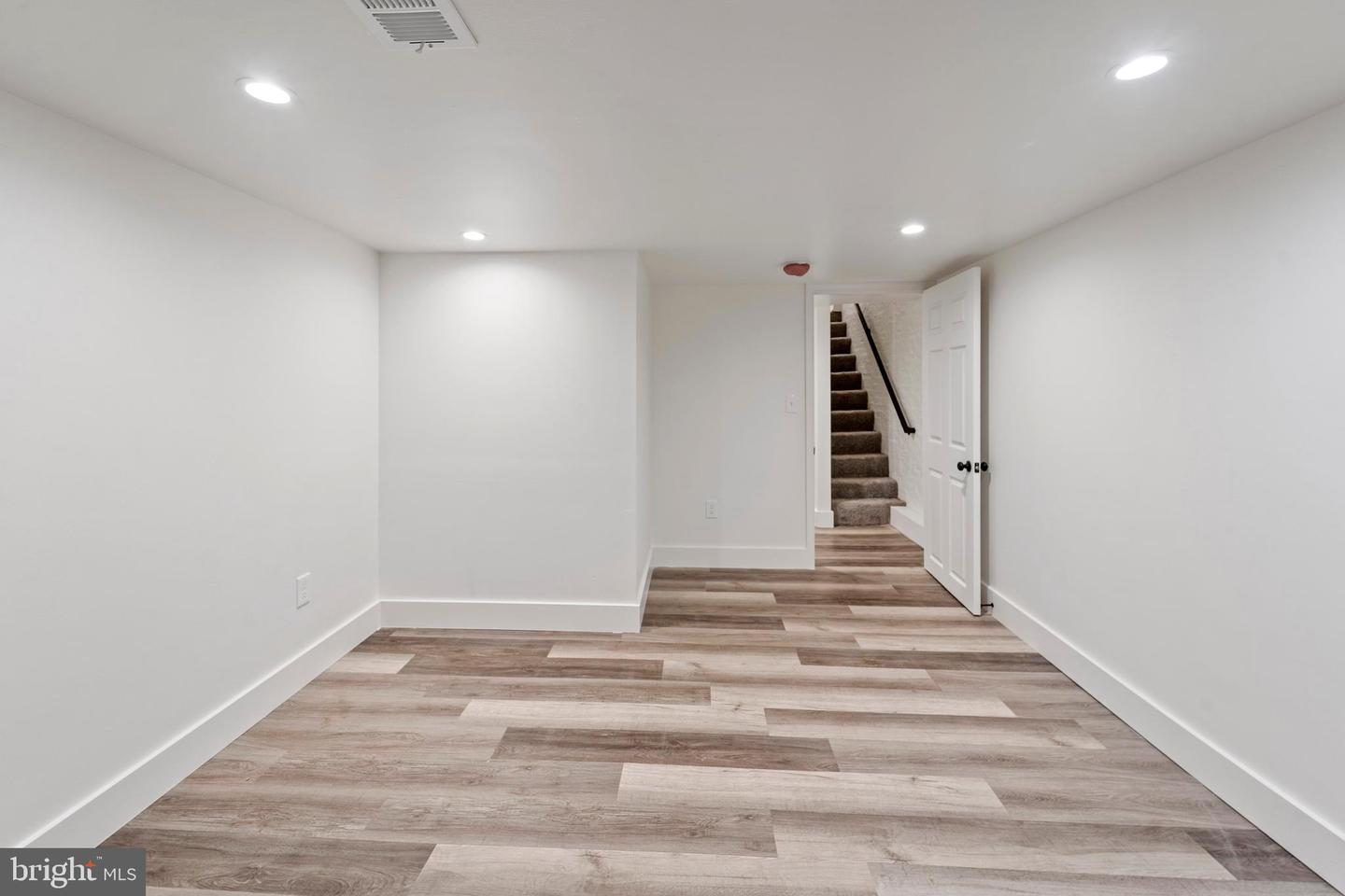 2329 E Madison St Property Photo 37