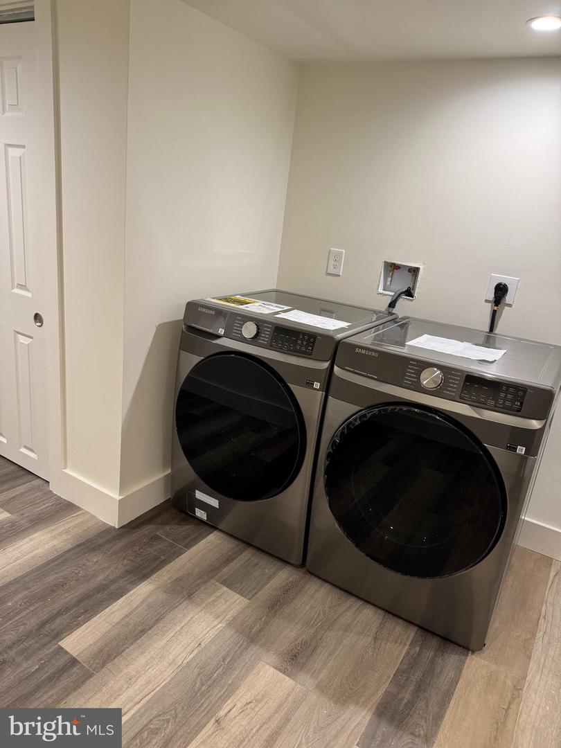 2329 E Madison St Property Photo 40