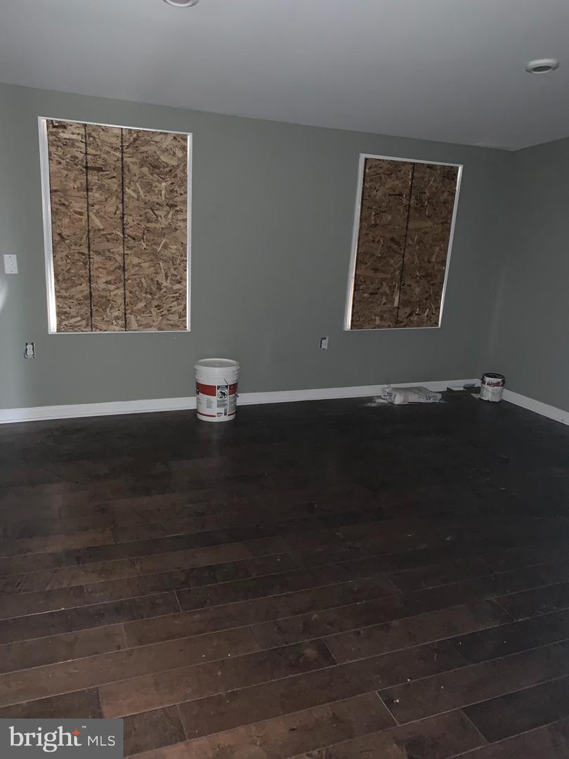 943 N Mount St Property Photo 5
