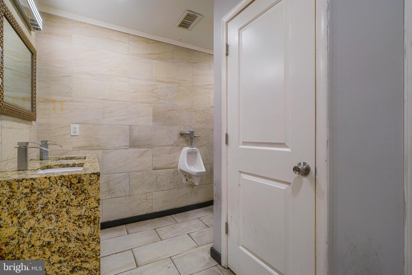 1600 W Baltimore St Property Photo 28