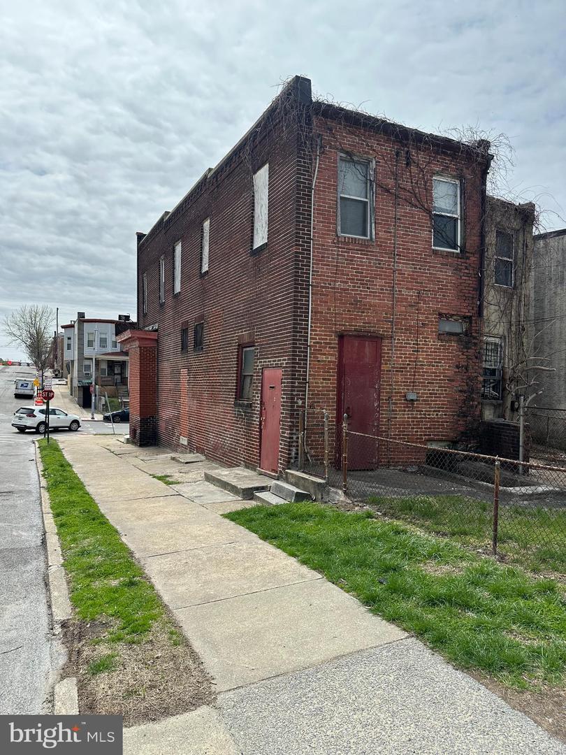 2300 W Lexington St Property Photo 2