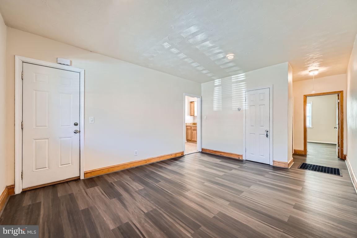 147 Denison St Property Photo 4