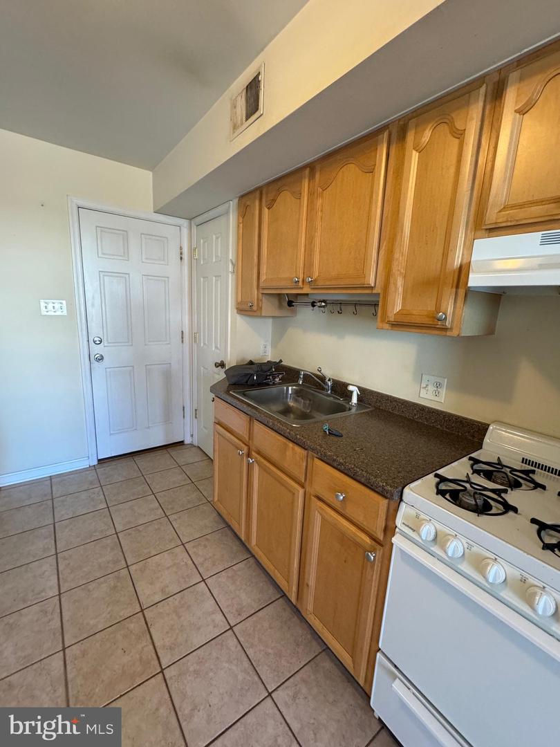 1637 Fleet St Property Photo 22