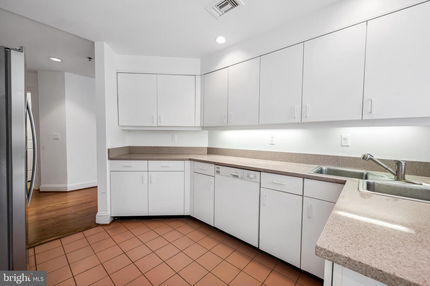 3704 N Charles St N #105 Property Photo 11