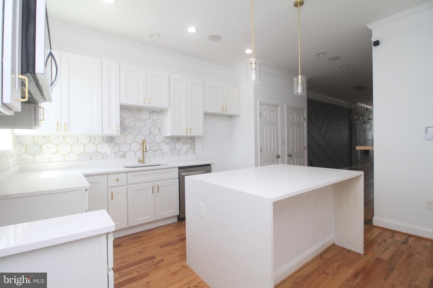 1018 N EDEN ST Property Photo 1