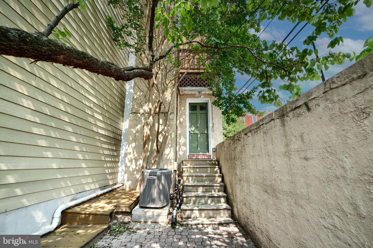 1142 Riverside Ave Property Photo 17