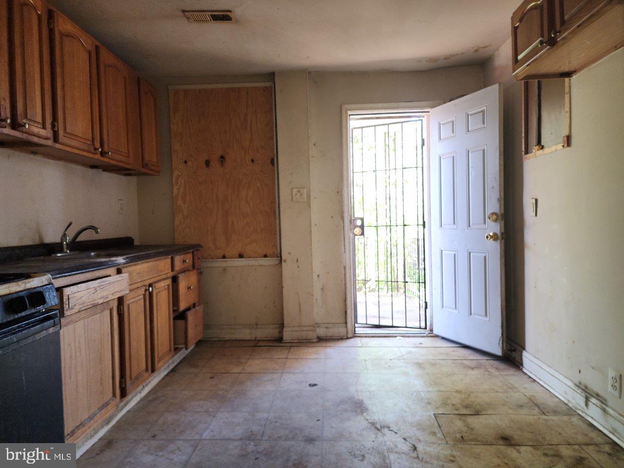 3057 Brighton St Property Photo 4