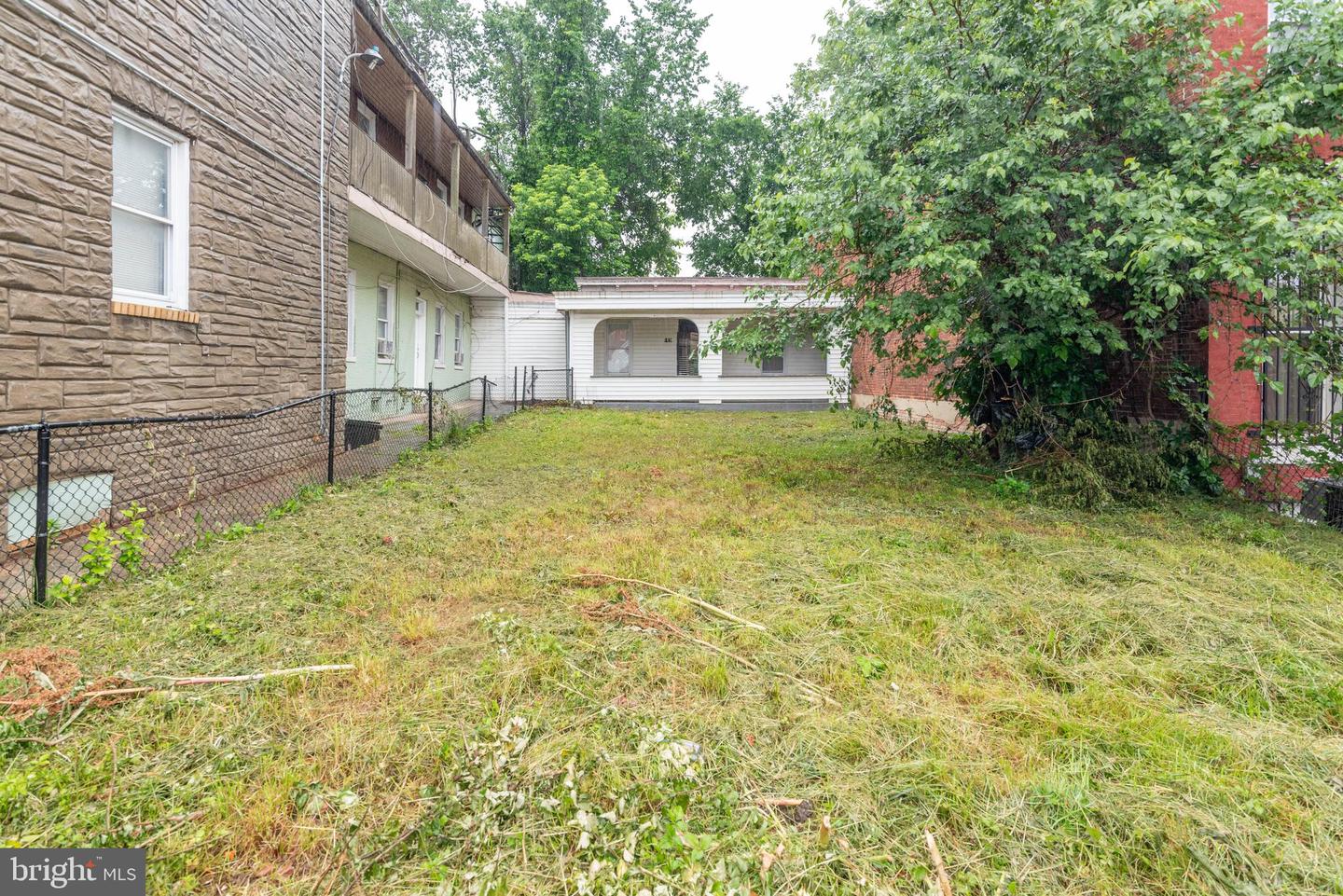 2550 W Lombard St Property Photo 4