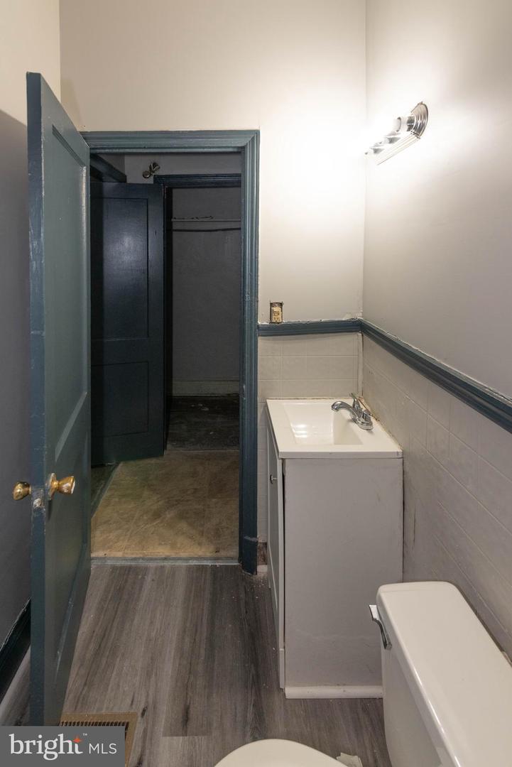 2550 W Lombard St Property Photo 9