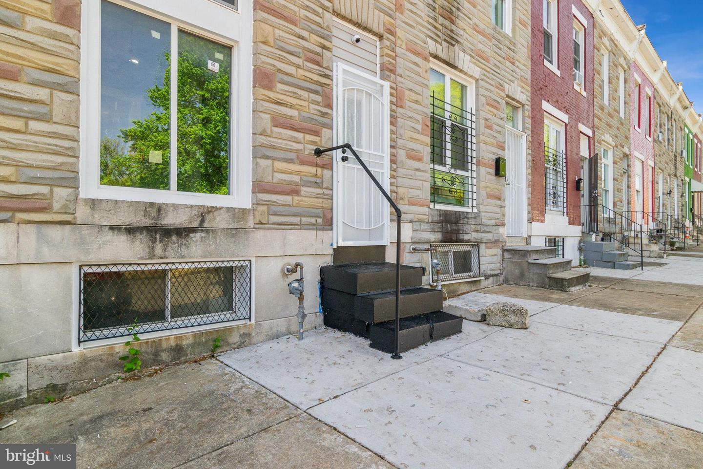 2525 W LOMBARD ST Property Photo 1