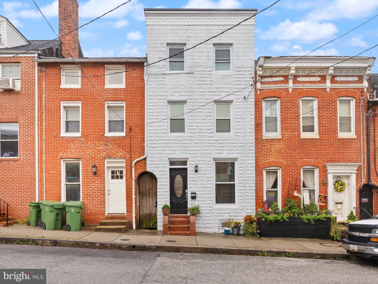 123 E CROSS ST