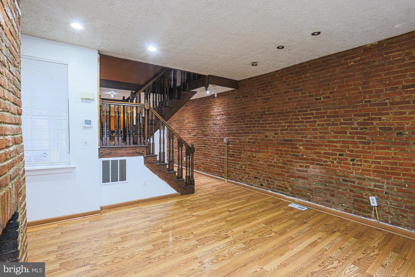 337 Scott St Property Photo 5