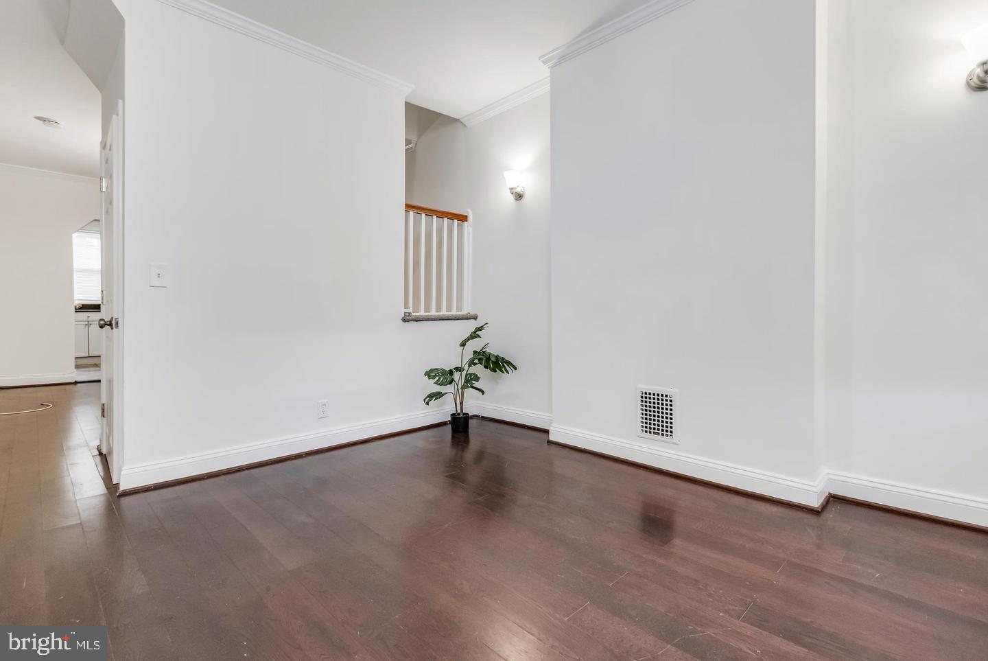 218 N Glover St Property Photo 3