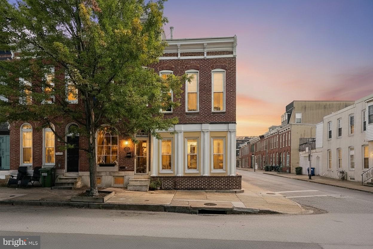 113 W Clement St Property Photo 1