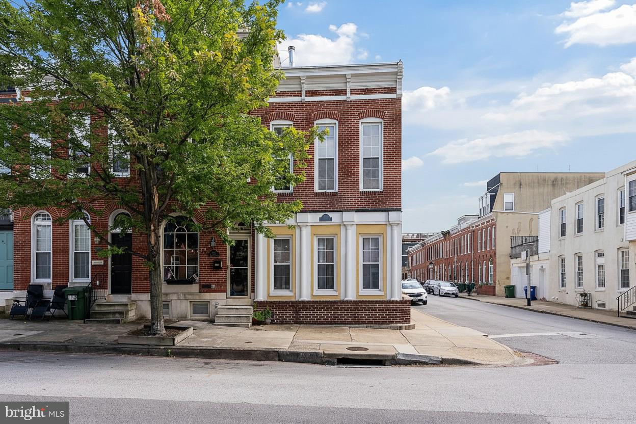 113 W Clement St Property Photo 2