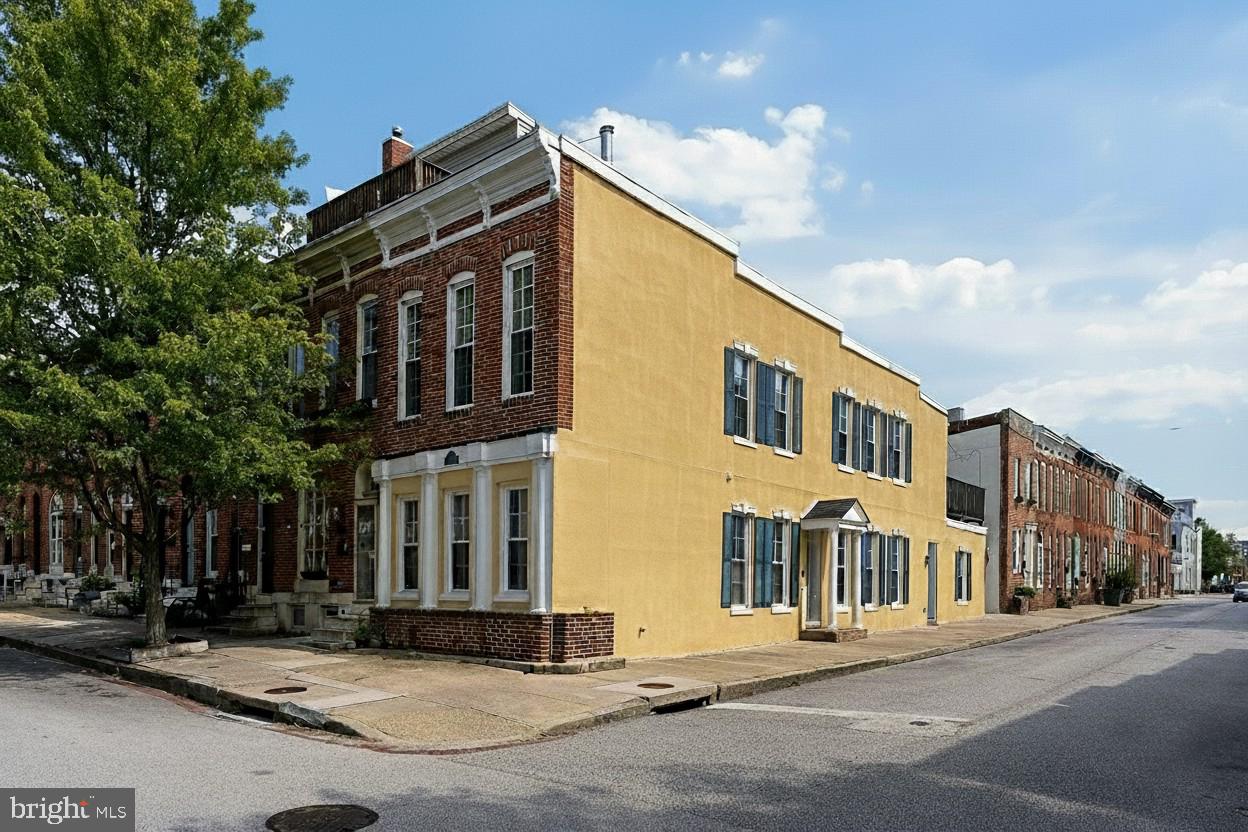 113 W Clement St Property Photo 3