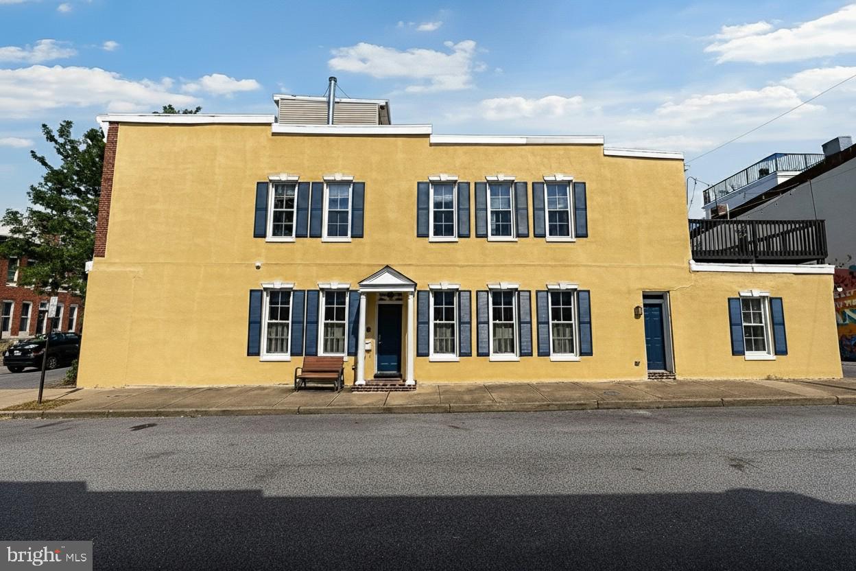 113 W Clement St Property Photo 4