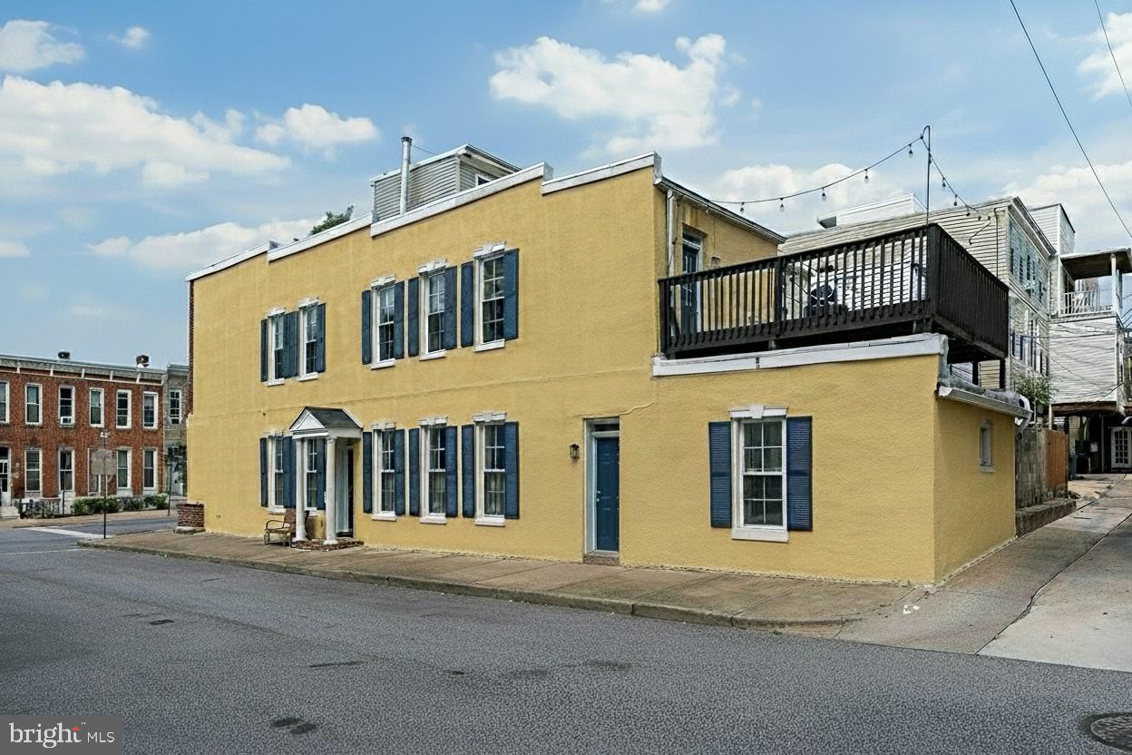 113 W Clement St Property Photo 5