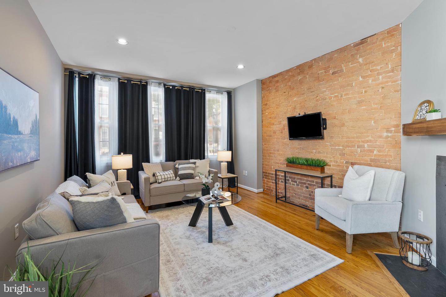 113 W Clement St Property Photo 6