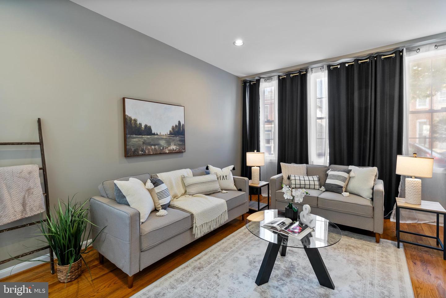 113 W Clement St Property Photo 7