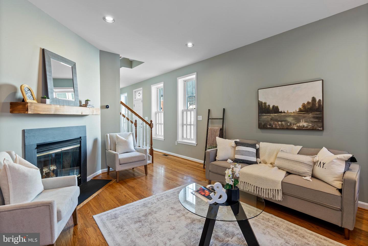 113 W Clement St Property Photo 8