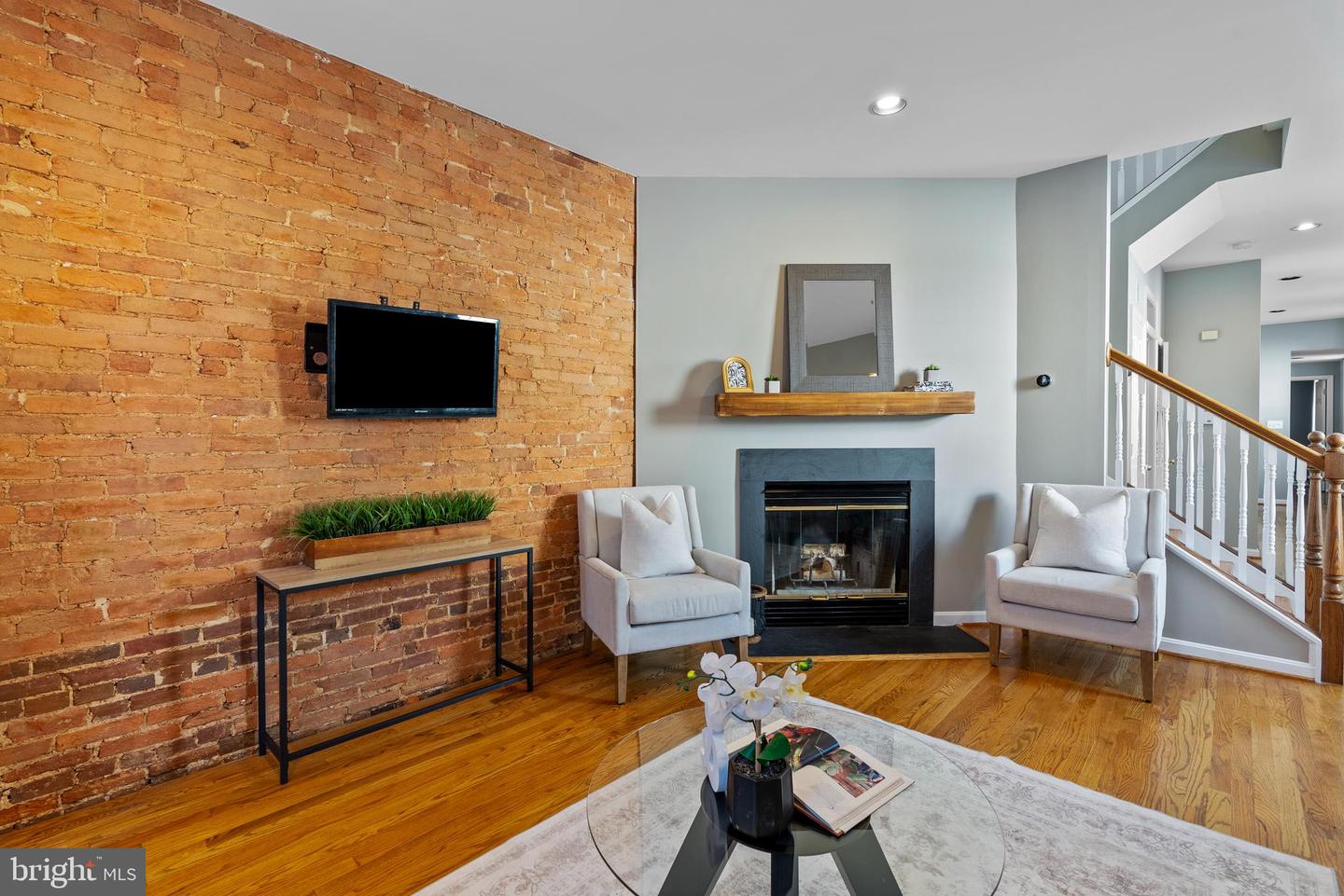 113 W Clement St Property Photo 9