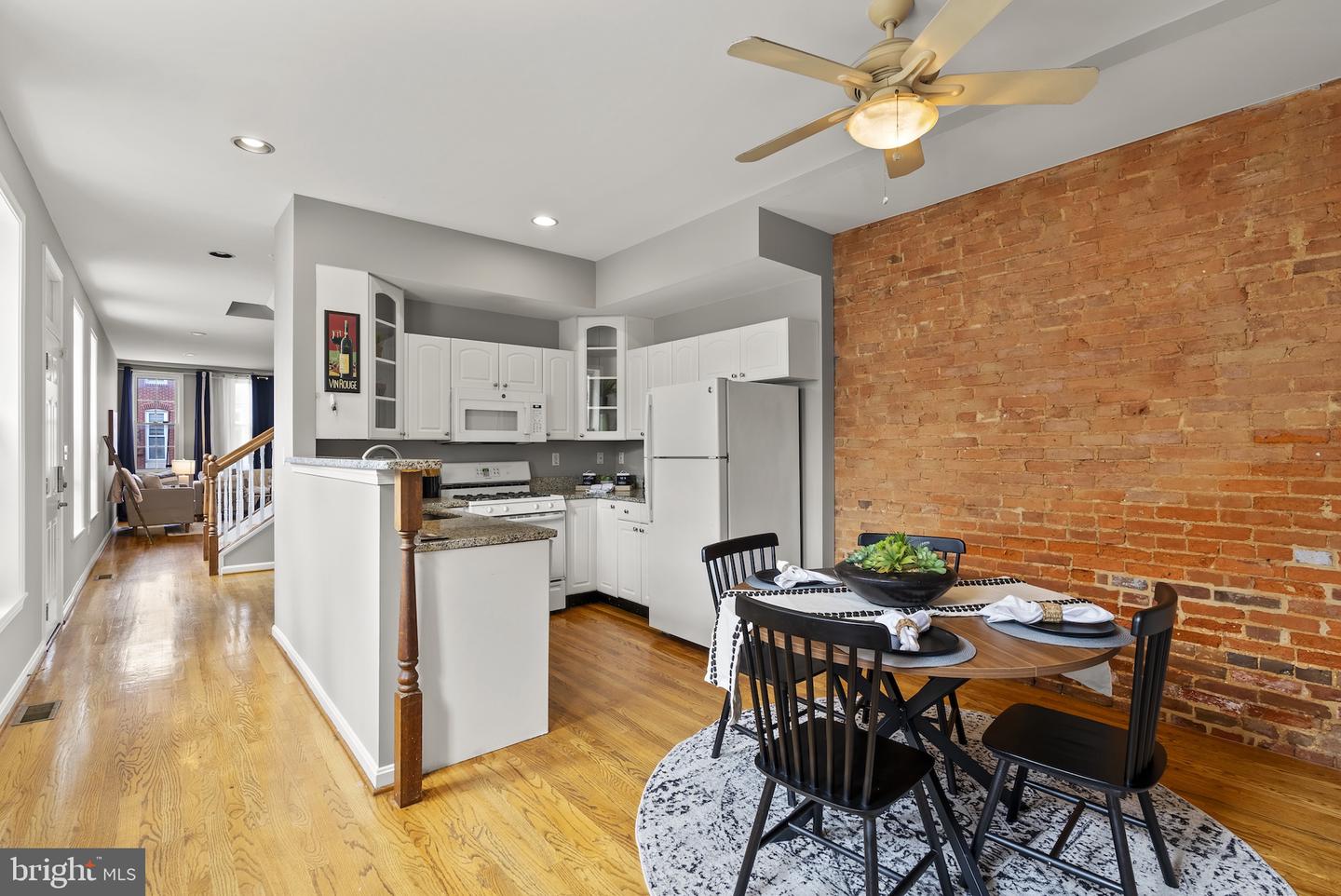 113 W Clement St Property Photo 12